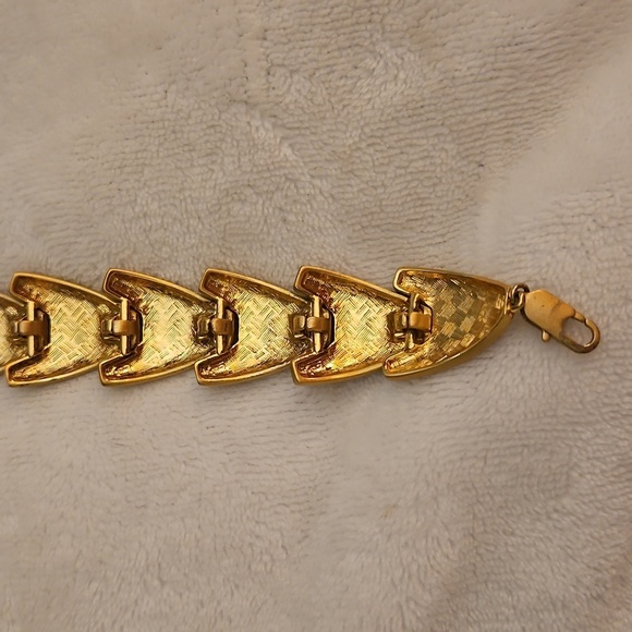 ELLEN TRACY Matte Goldtone Articulated Modernist Scale Bracelet - Picture 8 of 8